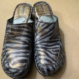 Born Majesty Zebra Print Bronze Studded Clogs Mules Leather Size 8 Women's